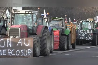 Tratores foram estacionados em avenida de Paris em protesto contra o Mercosul-UE (Imagem: CNN/YouTube)