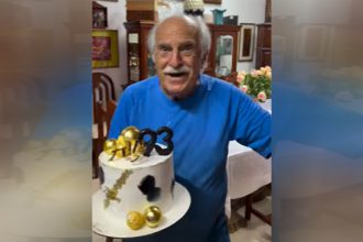 Ary Fontoura com bolo cantou parabéns para si próprio (Imagem: Instagram/Reprodução)