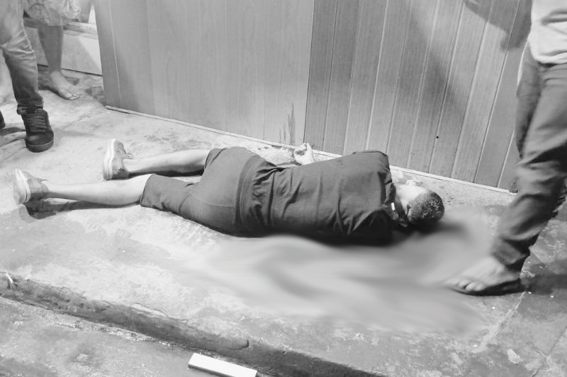 O homem, identificado apenas como "Cláudio", foi morto a tiros (Foto: WhatsApp/Reprodução)
