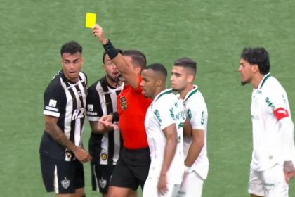 Cartão amarelo para jogadores de Palmeiras e Atlético-MG por troca de empurrões (Imagem: GE/YouTube)