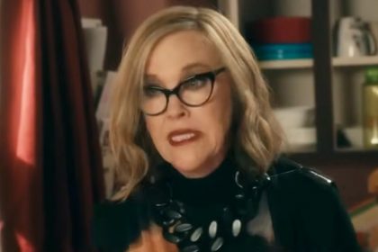 Atriz Catherine O'Hara tinha 71 anos e causa da morte não foi divulgada (Imagem: YouTube/Reprodução)