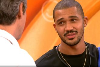 Matheus Moreira em conversa com Tadeu Schimidt: eliminação no BBB 26 (Imagem: Globoplay/Reprodução)