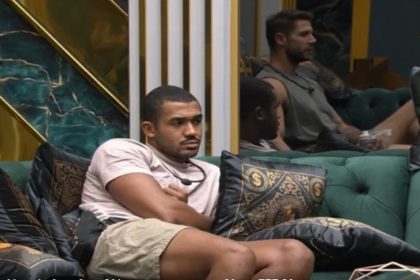 Matheus Moreira imitou um homem gay e foi taxado de homofóbico (Imagem: Globoplay/Reprodução)