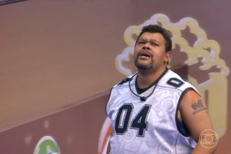 Babu Santana ao vencer a Prova do Líder: imunidade (Imagem: Globoplay/Reprodução)