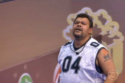 Babu Santana ao vencer a Prova do Líder: imunidade (Imagem: Globoplay/Reprodução)