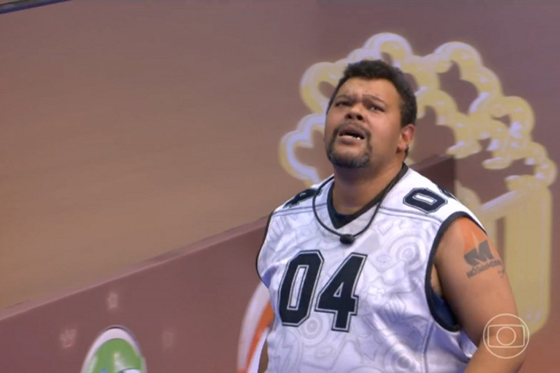 Babu Santana ao vencer a Prova do Líder: imunidade (Imagem: Globoplay/Reprodução)