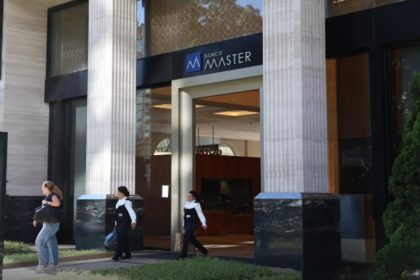 Agentes federais recolhem documentos no Banco Master: nova fase da Operação Compliance Zero (Foto: Rovena Rosa/ABr)