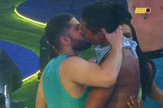 Breno Cora e Marcelo Alves se beijam durante festa de Anitta (Imagem: Globoplay/Reprodução)