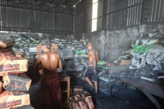 Trabalhadores empacotavam carvão sem equipamentos e sujeitos a risco à saúde (Foto: Divulgação/Ipaam)