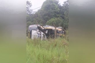 Carro PRF capotou ao sair da pista (Foto: PRF/Divulgação)