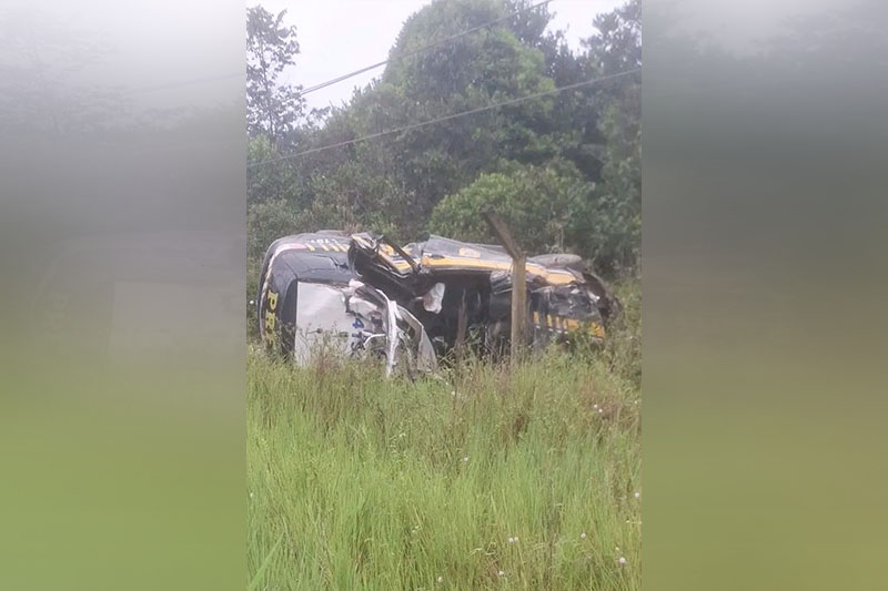 Carro PRF capotou ao sair da pista (Foto: PRF/Divulgação)