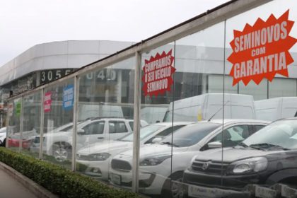Carros oferecidos em concessionária: aumento nas vendas em 2025 (Foto: Rovena Rosa/ABr)