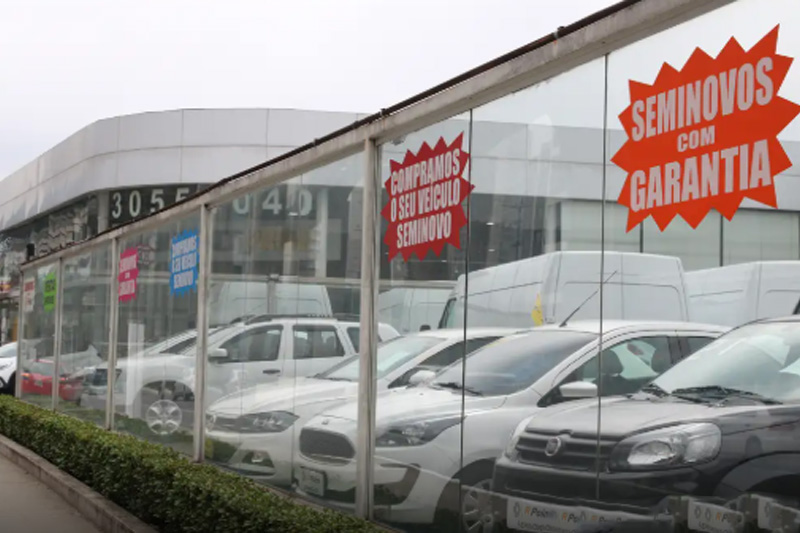 Carros oferecidos em concessionária: aumento nas vendas em 2025 (Foto: Rovena Rosa/ABr)