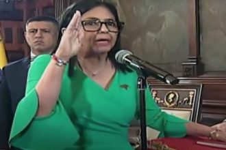 Delcy Rodríguez ao tomar posse: apoio a Lula e ironia sobre Bolsonaro (Imagem: YouTube/Reprodução)