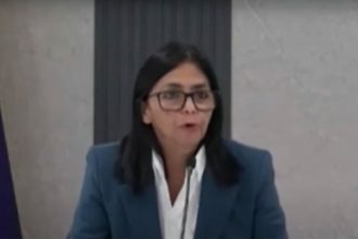 Delcy Rodríguez é a primeira mulher a assumir o governo da Venezuela (Imagem: YouTube/Reprodução)