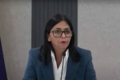 Delcy Rodríguez é a primeira mulher a assumir o governo da Venezuela (Imagem: YouTube/Reprodução)
