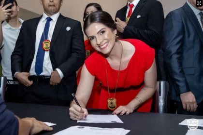 Raphaela Cardoso ao tomar posse como delegada: vítima de ataques sexistas (Foto: Instagram/@raphaelacardoso/ Reprodução)