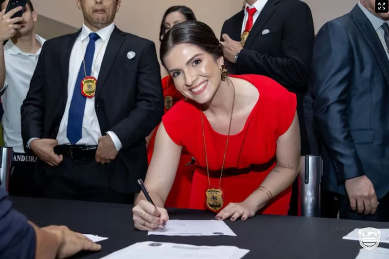 Raphaela Cardoso ao tomar posse como delegada: vítima de ataques sexistas (Foto: Instagram/@raphaelacardoso/ Reprodução)