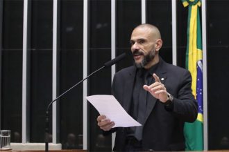 Deputado Sargento Portugal alega falta de policiais para combater o crime (Foto: Bruno Spada/Agência Câmara)