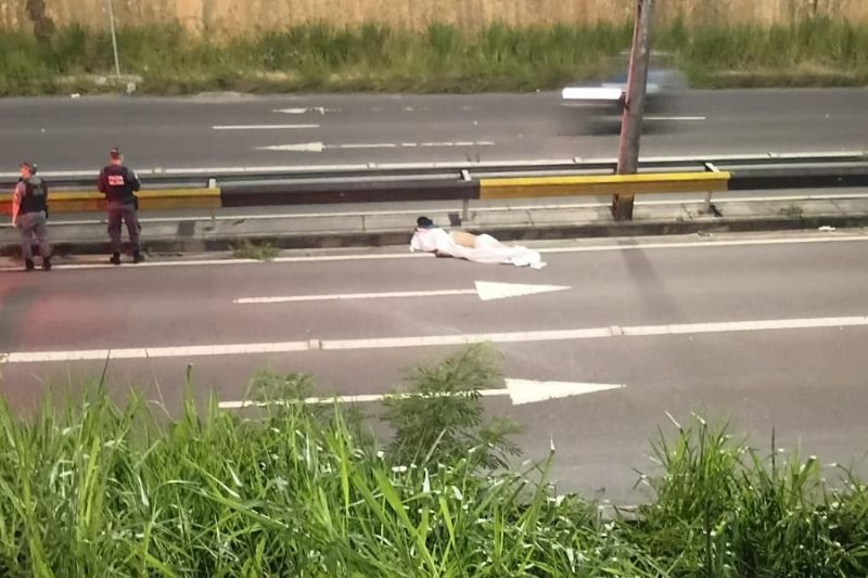 O acidente aconteceu na Avenida das Flores, no bairro Cidade Nova (Foto: WhatsApp/Reprodução)