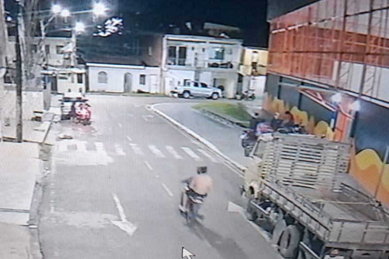 Suspeitos atiraram na rua e menino foi atingido com um tiro na barriga (Foto: WhatsApp/Reprodução)