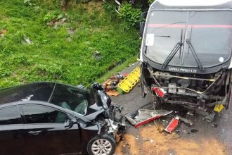 O acidente envolveu um carro e um micro-ônibus de rota empresarial (Foto: AM ATUAL)