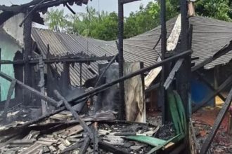 A residência ficou totalmente destruída (Foto: WhatsApp/Reprodução)