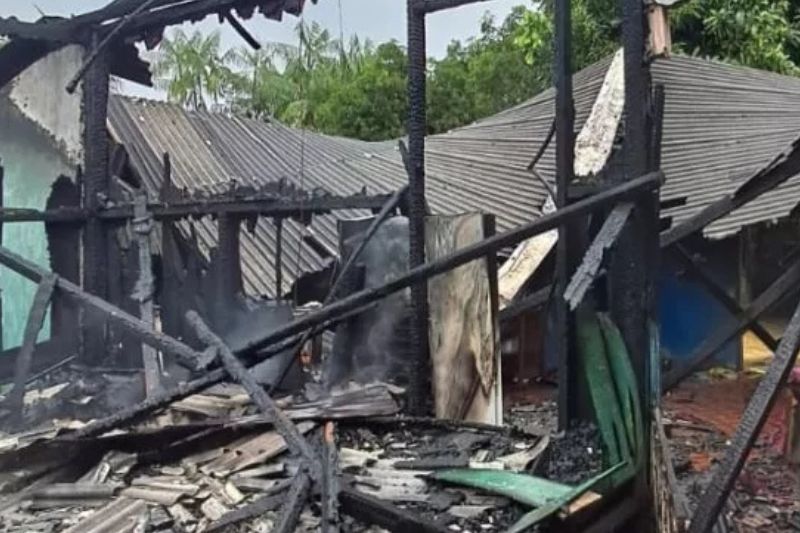 A residência ficou totalmente destruída (Foto: WhatsApp/Reprodução)