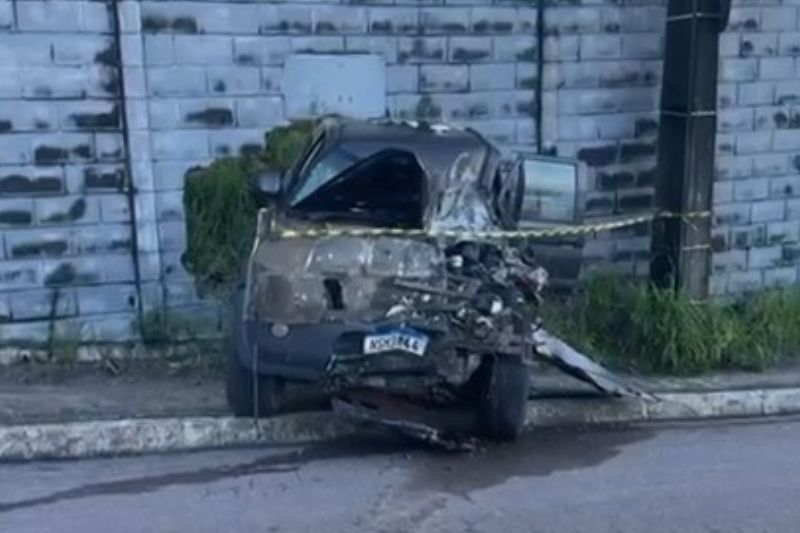 Veículo modelo Frontier atravessou a contramão da via ao tentar desviar de outro carro (Foto: WhatsApp/Reprodução)