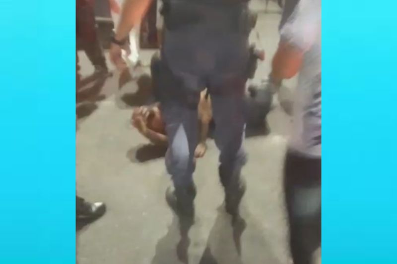 O homem, que não teve a identidade divulgada, foi socorrido e preso pela Polícia Militar (Foto: WhatsApp/Reprodução)