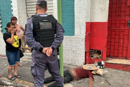 A vítima estava caída nas proximidades de uma drogaria (Foto: WhatsApp/Reprodução)