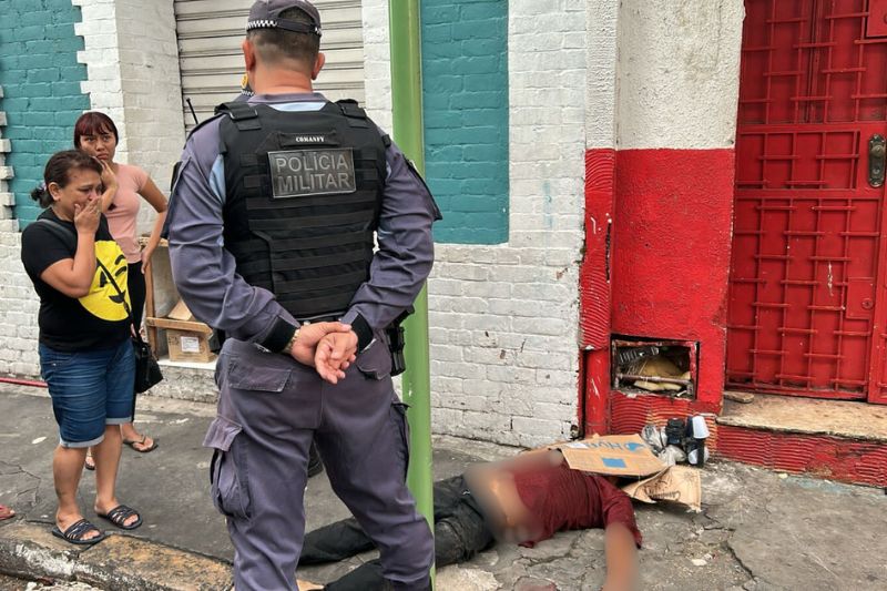 A vítima estava caída nas proximidades de uma drogaria (Foto: WhatsApp/Reprodução)