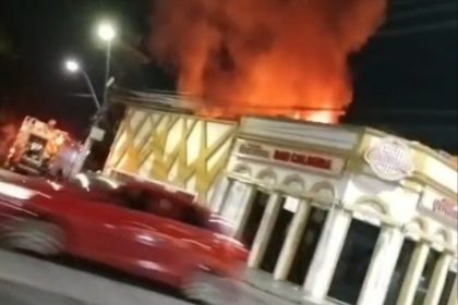 Estabelecimento localizado no bairro Adrianópolis pegou fogo durante a madrugada (Foto: WhatsApp/Reprodução)