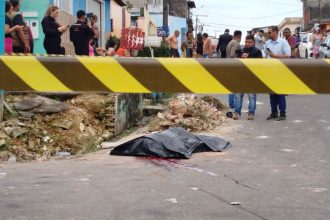 O homem não identificado foi morto no bairro Compensa (Foto: WhatsApp/Reprodução)