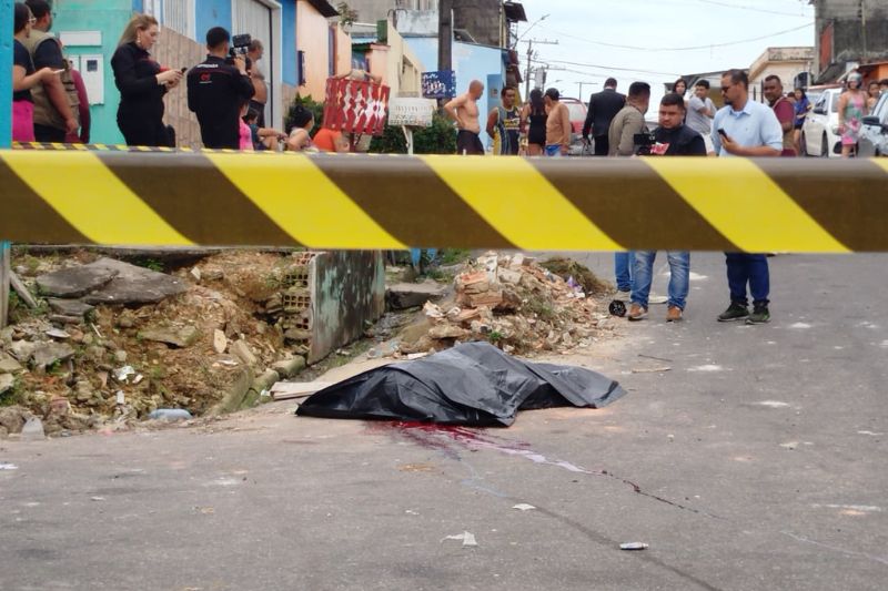O homem não identificado foi morto no bairro Compensa (Foto: WhatsApp/Reprodução)