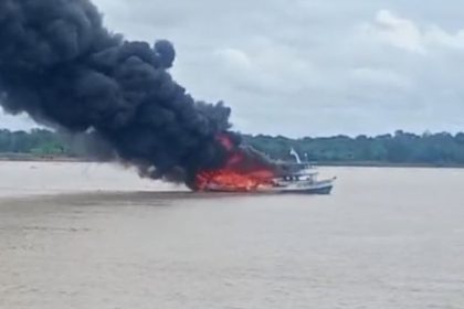 A embarcação transportava gasolina e diesel (Foto: WhatsApp/Reprodução)