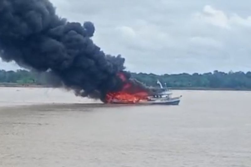 A embarcação transportava gasolina e diesel (Foto: WhatsApp/Reprodução)
