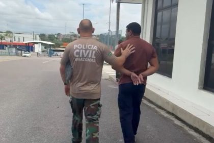 Momento em que o homem é levado à delegacia por policial civil (Foto: WhatsApp/Reprodução)
