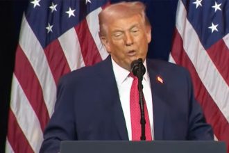 Donald Trump em discurso a republicanos: exaltação da força militar dos EUA (Imagem: ANI News/YouTube)