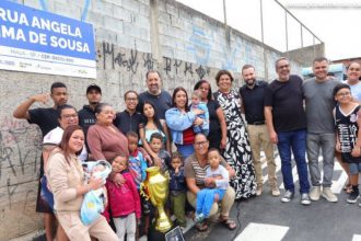 Moradores da Rua Angela Lima Souza homenagearam primeira habitante do local (Foto: Ministério das Cidades/Divulgação)
