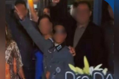Adolescente com uniforme nazista e o festo de saudação a Hitler em festa de formatura das irmãs (Imagem: Facebook/Reprodução)