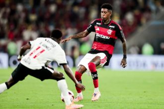 Flamengo superou o Vasco, que teve jogador expulso (Foto: Gilvan de Souza/CRF)