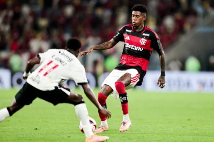 Flamengo superou o Vasco, que teve jogador expulso (Foto: Gilvan de Souza/CRF)