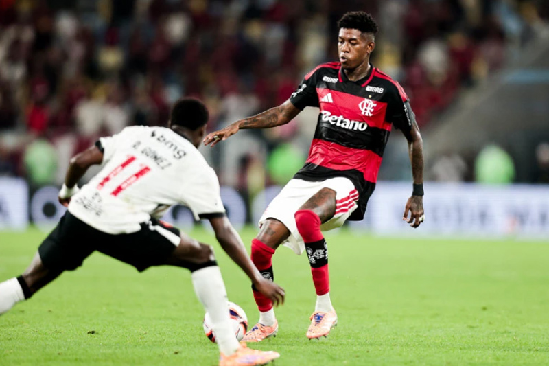 Flamengo superou o Vasco, que teve jogador expulso (Foto: Gilvan de Souza/CRF)