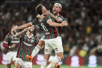 Jogadores do Fluminense ao festejarem gol da vitória sobre o Grêmio (Foto: Lucas Merçon/FFC)