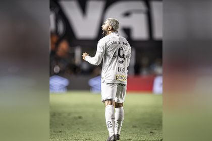 Gabigol ao comemorar gol de empate do Santos com o Corinthians (Foto: Raul Baretta/Santos FC)