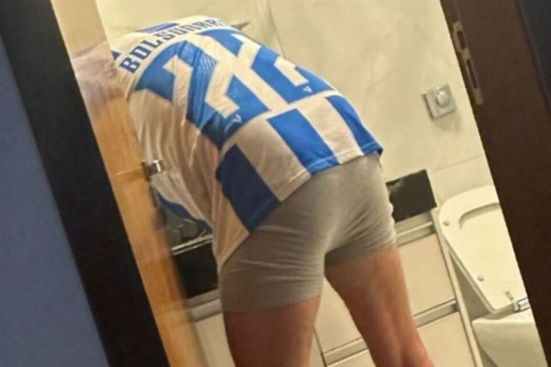 Jair Bolsonaro de costas no banheiro da PF: crises de vômito (Foto: Carlos Bolsonaro/X/Reprodução)