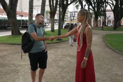 Roberto Farias Tomaz cumprimenta Thayane Smith em reencontro: MP aciona Justiça contra a amazonense (Imagem: Reprodução/TV Globo/Fantástico)