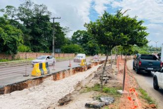 Vala aberta pela Cigás para instalar dutos está em desacordo ao projeto aprovado, diz o Implurb (Foto: Divulgação/Implurb)