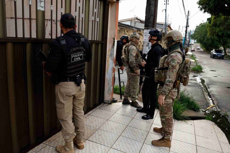 Policiais em casa de suspeito: combate a grupo que atua na logística do tráfico de drogas (Foto: Erlon Rodrigues/PC-AM)